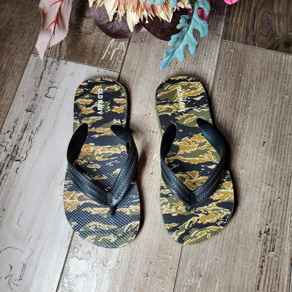 Old Navy Flip Flops Thongs Sandals Size Large 12-13 Black Camouflage Camo NWOT - Picture 1 of 8